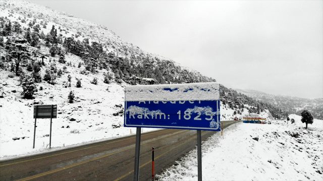 Antalya’nın Alacabel mevkisinde kar yağışı etkili oldu