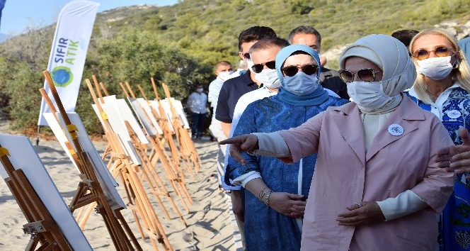 Emine Erdoğan, çip takılan caretta carettaları denize bıraktı