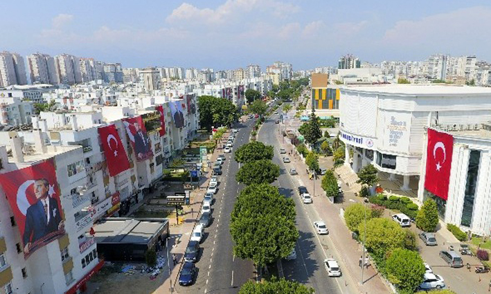 Muratpaşa kırmızı-beyazlarla donatıldı