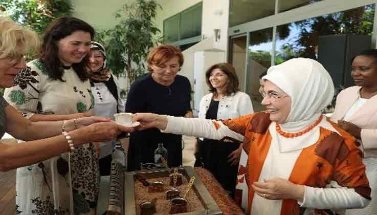 Emine Erdoğan, Antalya Diplomasi Forumu’na katılan liderlerin eşleriyle bir araya geldi