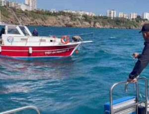 Açıldıkları tekne ile falezlere çarpmak üzere olan 9 kişinin imdadına deniz polisi yetişti