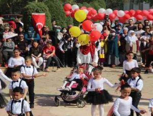 Serebral palsi hastası 7 yaşındaki Dora’nın, 23 Nisan sevinci