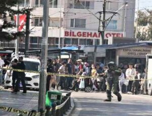 Antalya’da çöp kutusuna atılan çanta polisi alarma geçirdi