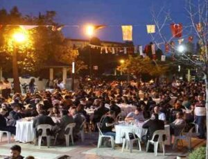 Başkan Böcek, belediye personeli ile iftarda buluştu