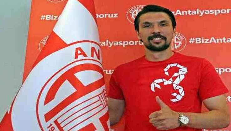 Antalyaspor kaleci Alperen Uysal ile 2+1 yıllığına anlaştı