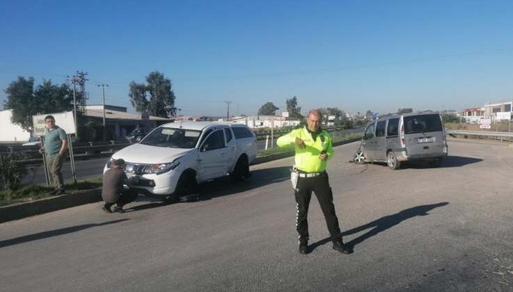 Kamyonetle hafif ticari araç çarpıştı, şans eseri yaralanan olmadı