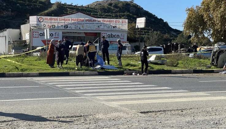 Kamyonetin çarptığı otomobilin sürücüsü, aracından fırlayarak hayatını kaybetti