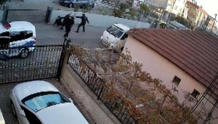 İhbara giden polislere önce taşla saldırdı, ardından yere düşen polis memurunu bıçakladı