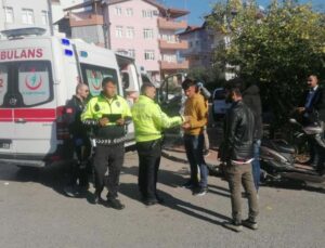 Kaskı sayesinde ölümden döndü, motosikletini emanet etmeden ambulansa binmedi