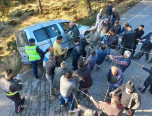 Şarampole düşen araca ‘örümcek ağlı’ önlem