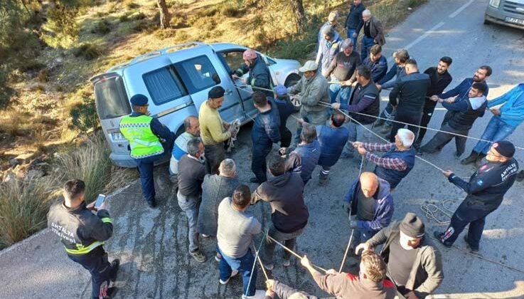 Şarampole düşen araca ‘örümcek ağlı’ önlem