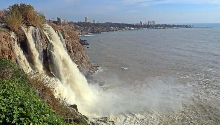 Antalya’da 3 gün aralıksız süren yağış, dünyaca ünlü şelaleyi çamur rengine bürüdü