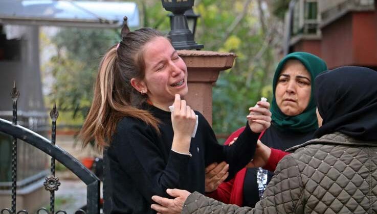 Dedesinin öldüğü haberini alan genç kız gözyaşlarına boğuldu