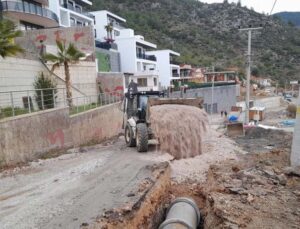 Yağmur suları yoğun çalışmayla kontrol altına alınıyor