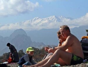 Türkiye soğuk hava dalgasına hazırlanırken, Antalya’dan kıskandıran görüntüler