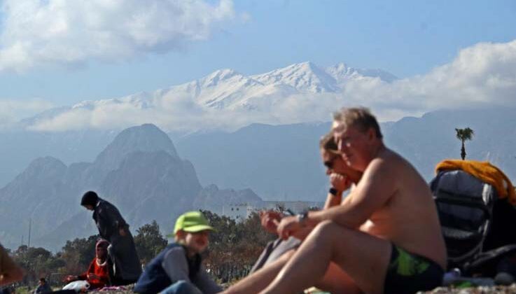 Türkiye soğuk hava dalgasına hazırlanırken, Antalya’dan kıskandıran görüntüler