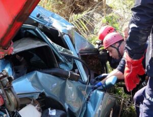 Antalya’da köprü demirine çarpan otomobilde can pazarı