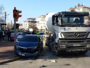 Beton mikserinin çarptığı otomobil trafik ışığına vurarak durabildi