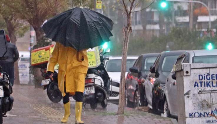 Antalya’da sağanak ve fırtına etkisini artırdı