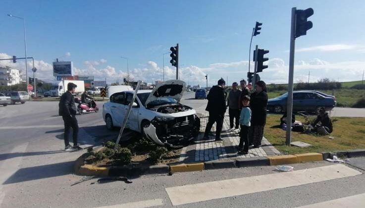 Kırmızı ışık ihlali yapan sürücü, otomobile yandan çarptı: 3 yaralı