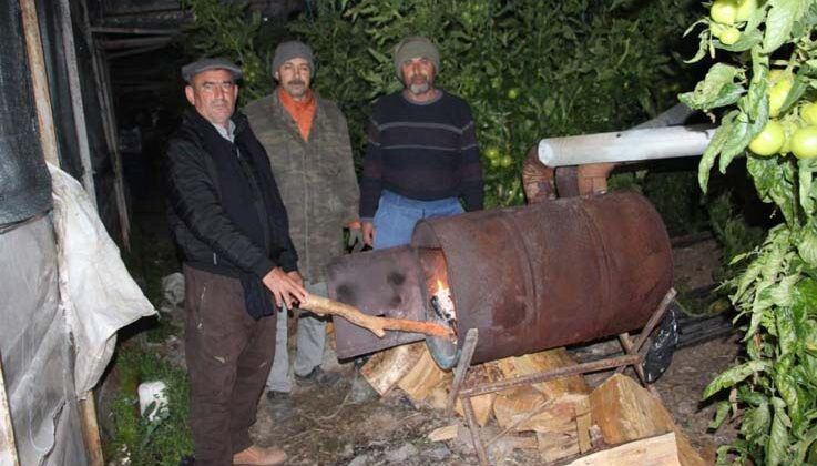 Türkiye ‘buz’ kesti, Antalyalı çiftçi don nöbetine başladı