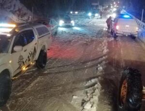 Antalya-Konya karayolu trafiğe kapatıldı, sürücüler tesislere yönlendirildi