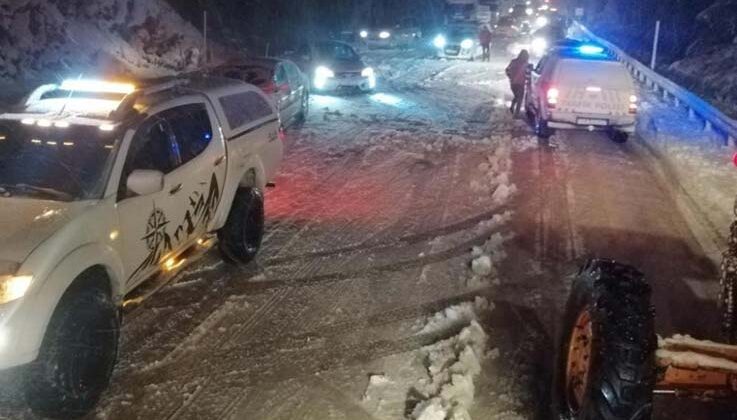 Antalya-Konya karayolu trafiğe kapatıldı, sürücüler tesislere yönlendirildi