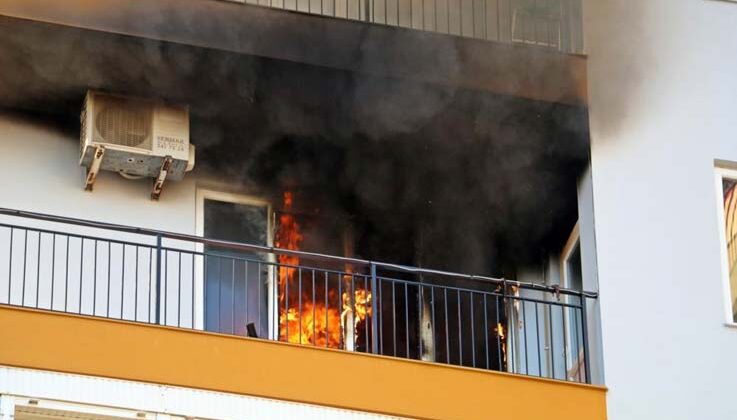 Antalya’da apartman sakinlerini sokağa döken yangın