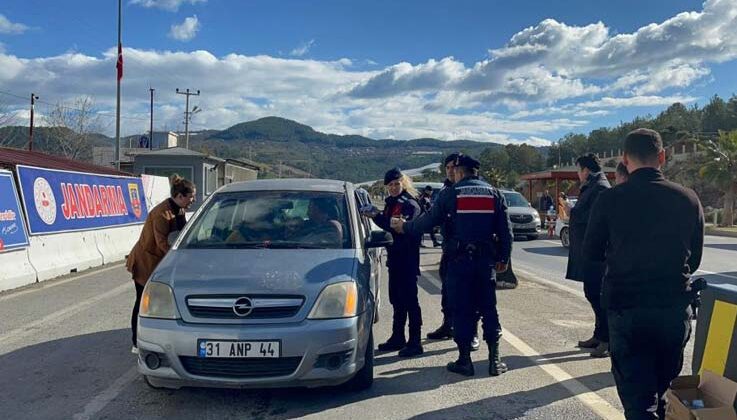 Jandarma ekipleri depremzedelere yiyecek ve içecek ikramı yapıyor