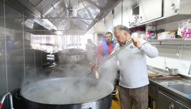 Hatay’da depremzede ve görevli personele sıcak yemek