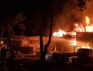 Antalya’da iki iş yerindeki yangın geceyi aydınlattı