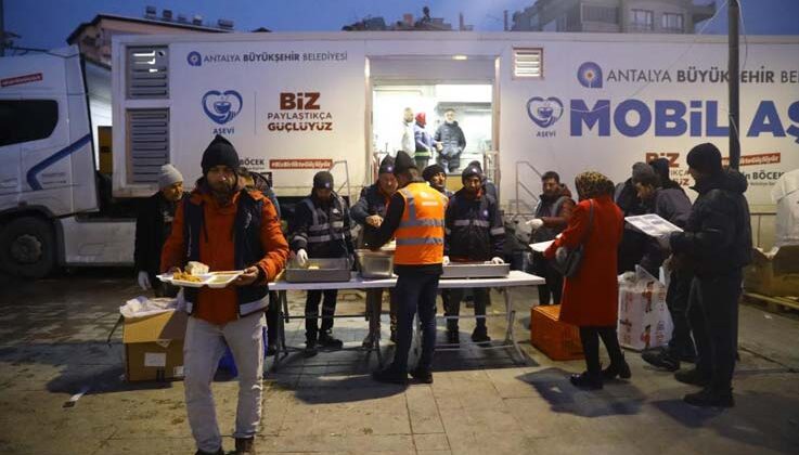 Antalya Büyükşehir Belediyesi 10 gündür depremzedelerin yanında