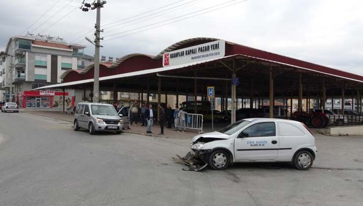 Hafif ticari araç ile otomobil çarpıştı: 1 yaralı