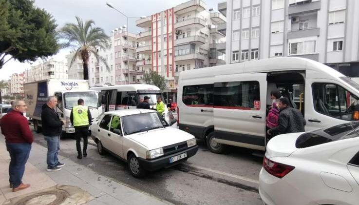 Park ettiği otomobilin kapısını açtı, hastanelik oldu