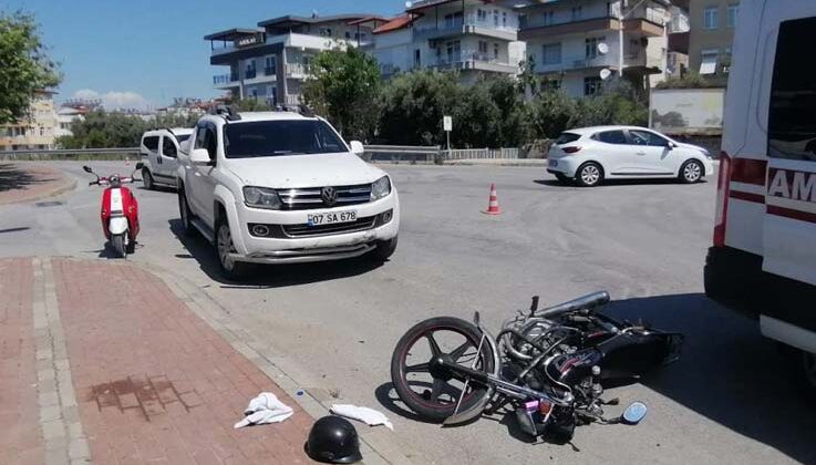 Manavgat’ta kamyonet ile otomobil çarpıştı: 2 yaralı