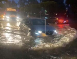 Antalya’da şiddetli yağmurda araçlar yolda kaldı