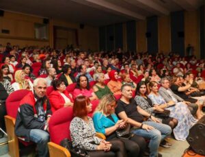 Konserde orkestrada yer alan müzik öğretmenine sürpriz evlilik teklifi