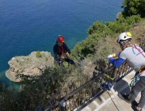 40 metreyi bulan falezlerde halatla aşağı sarkıp kilolarca çöp topladılar