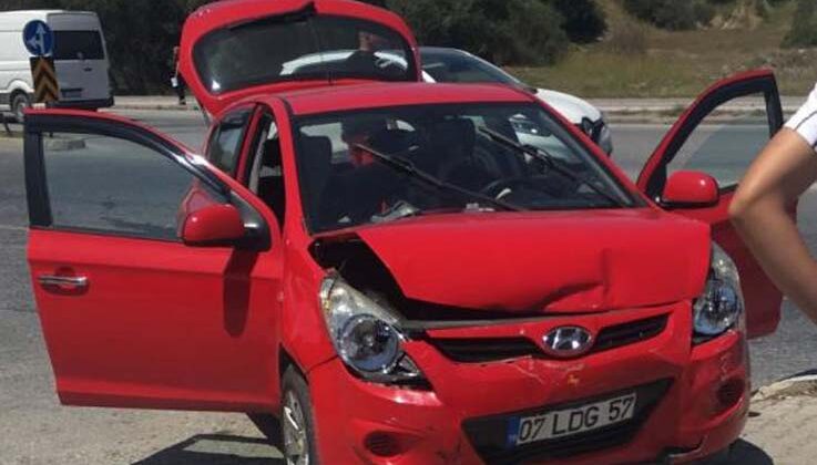 Antalya’da otomobiller çarpıştı: 2 yaralı