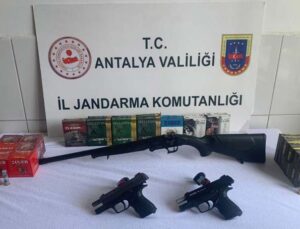 Antalya’da ruhsatsız tüfek ve tabanca ele geçirildi