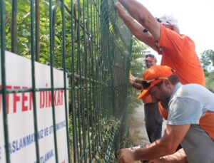 Antalya’da havlularla dans edip plaj şemsiyelerini denize atan şahıs için tel örgüler iki katına çıkartıldı