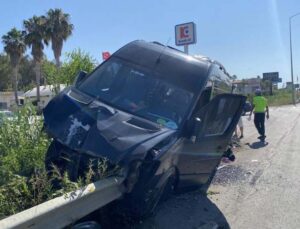 Antalya’da dehşete düşüren kaza: Minibüsün içinden bariyer geçti