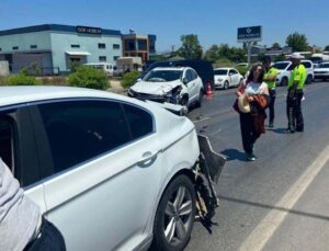 Kırmızı ışıkta yavaşlayan otomobillerin arasına daldı