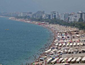 Antalya’da 300 bin kişilik bayram hareketi sahillere yansıdı, yoğunluk ikiye katlandı