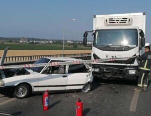 Kamyon, çarpıp sürüklediği otomobili bariyerlerle arasına sıkıştırdı: 5 yaralı