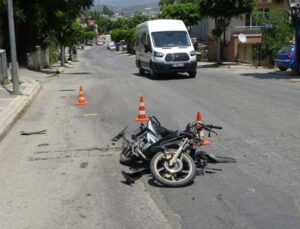 Sürücü belgesi olmayan motosikletli ‘U’ dönüşü yapan otomobile çarptı