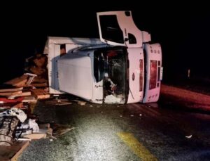 Antalya’da tır devrildi: 1 yaralı