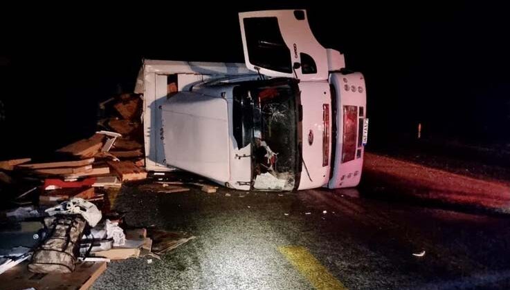 Antalya’da tır devrildi: 1 yaralı