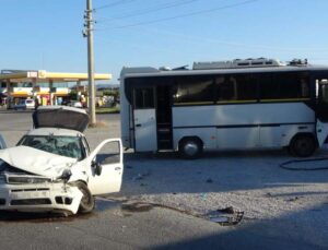 Antalya’da otel servisi ile otomobil çarpıştı: 4 yaralı