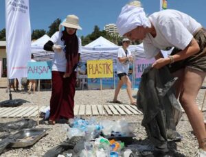 “Plastiksiz Kıyılar, Plastiksiz Sular Projesi” Konyaaltı Sahili’nde başladı